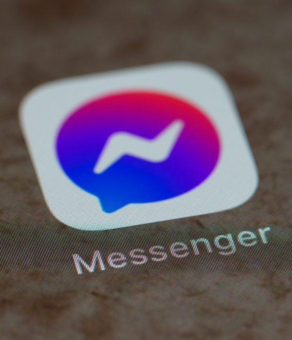 Par quel moyen supprime-t-on un contact Messenger ?