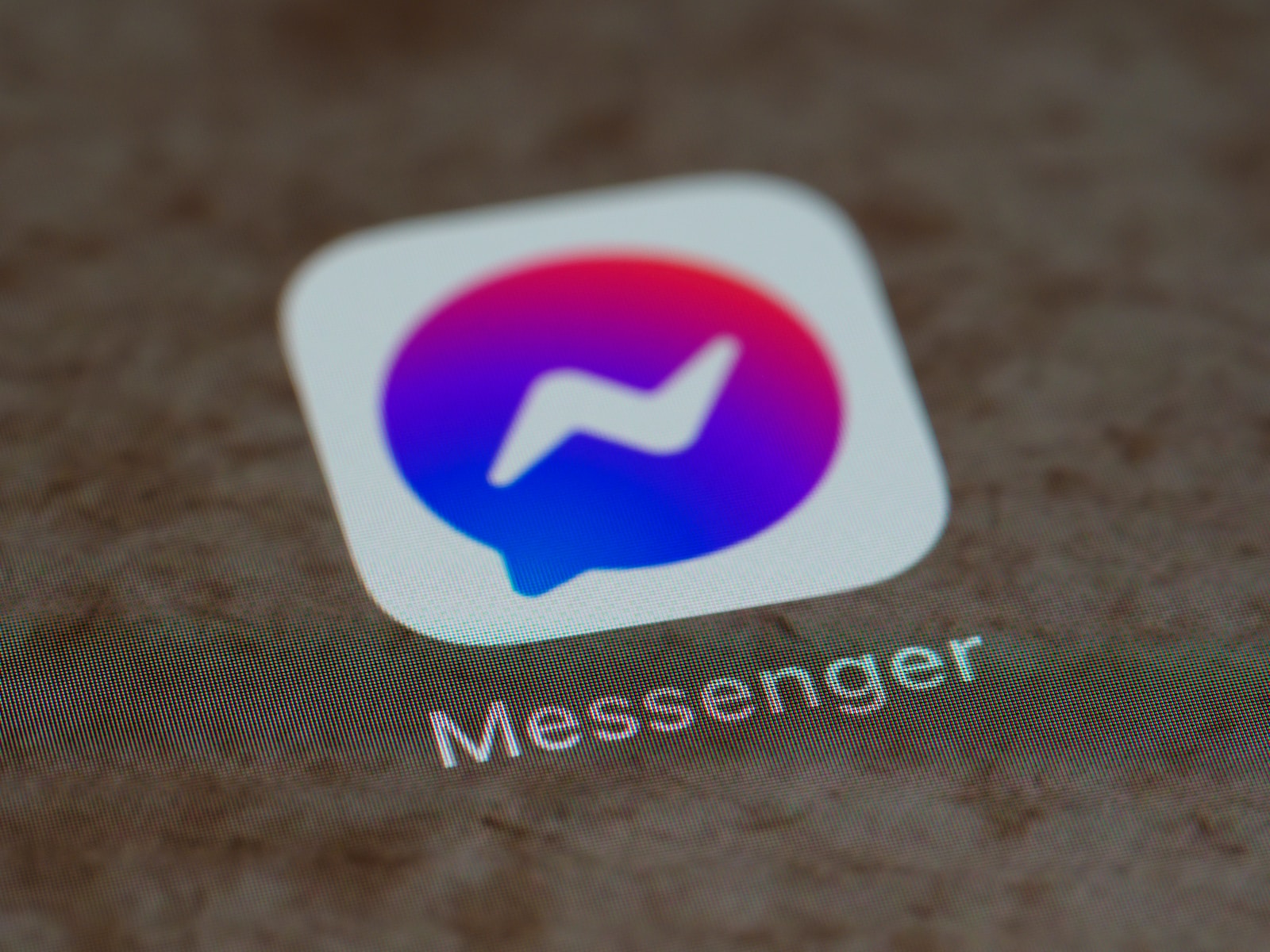 Par quel moyen supprime-t-on un contact Messenger ?